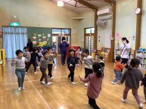 節分の踊りをしています