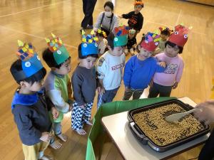 豆まきの豆を炒ってもらっているところです