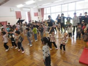 みんなで踊っているところ