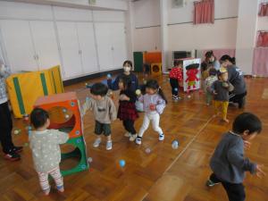 豆まきごっこをしているところ