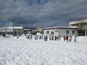 外で豆まきをしているところ