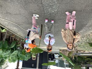 さといもの葉っぱの傘を持っている