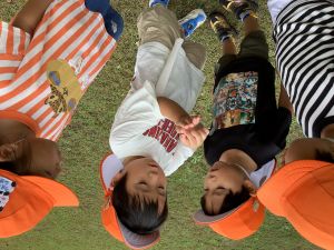 虫を見せている