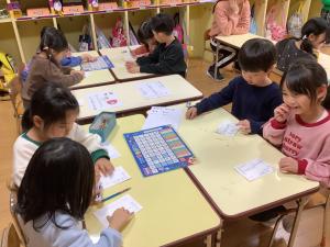 年賀状を書いています