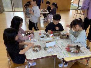 クリスマスリースを作っています