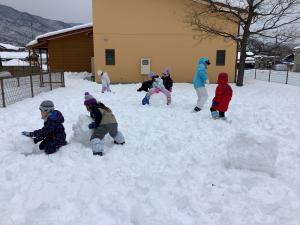 雪玉作りに夢中