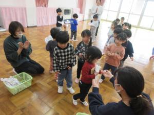 うさぎ組がプレゼントをもらっている