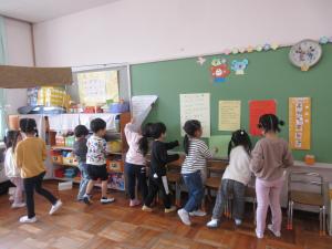 宝探しゲームをしている