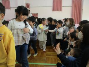 きりん組が花道を通って退場している