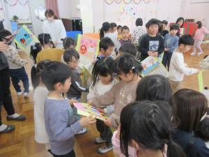 きりん組から卒園プレゼントを受け取っている