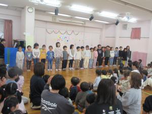 きりん組が歌を歌っている