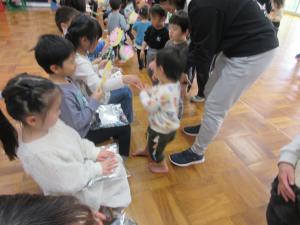 花をプレゼントしている