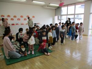 「うれしいひなまつり」を歌いました