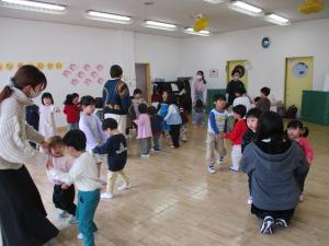 異年齢の友達と一緒に踊りました