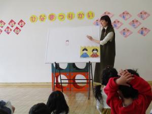 ひなまつりの由来についてのお話を聞いています