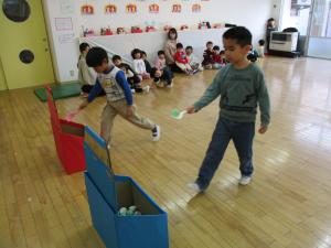 ひなあられをしゃもじで慎重に運びました