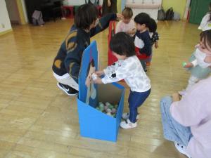 ひなあられを渡しています