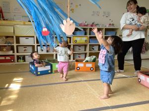 風でゆらゆら揺れているカーテンを見ています