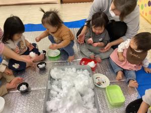 雪遊びをしています