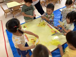 やきそば屋さんごっこをしています