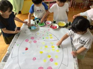 野菜スタンプを押しています