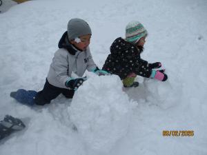 雪遊びをしています