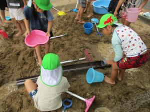 どろんこ遊びで水路を作っています