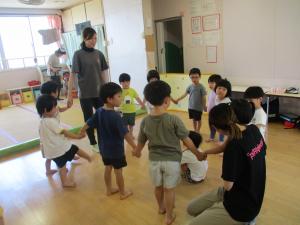 輪になって並んでいます