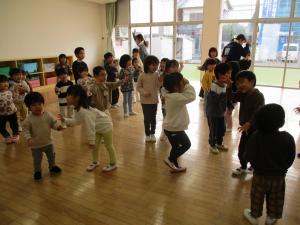 みんなで踊っています