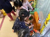 1歳児がままごとをしています
