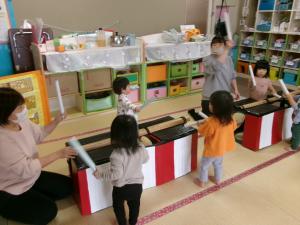 1歳児が竹太鼓に挑戦中です