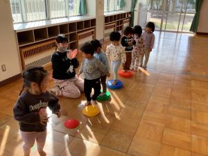 2歳児がマットの飛び石をしています
