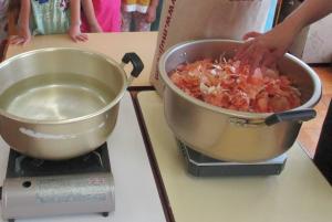 4歳児は玉ねぎの皮で染物をしようと煮出しています