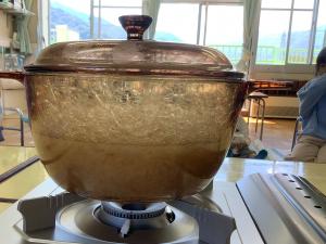 鍋でお米をたいています