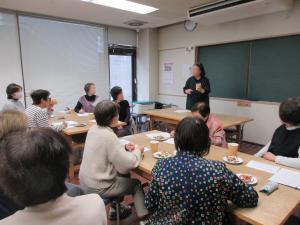 ハーブティーについて学ぶ受講生の写真