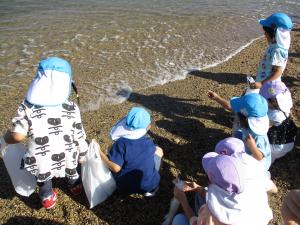 海で遊んでいる写真