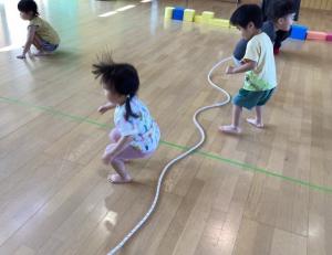 縄遊びをしている写真