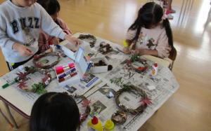 自然物を工夫して制作しています