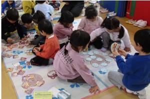 かるたやカードゲームをしている写真