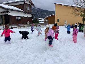 雪遊びをしている写真