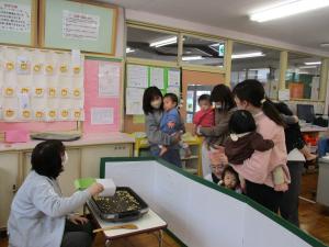 豆を炒るところを見ている