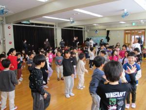 みんなで踊っている