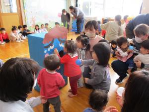 鬼の的にボールを入れている