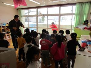 豆まきをしている