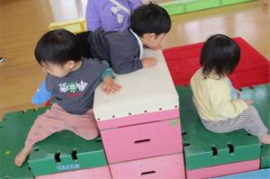 運動遊具で遊んでいる写真