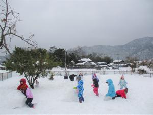 いくつも雪玉づくり