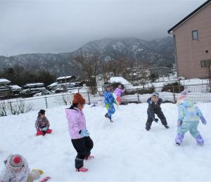雪玉を投げています