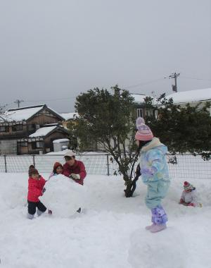 先生と雪玉づくり