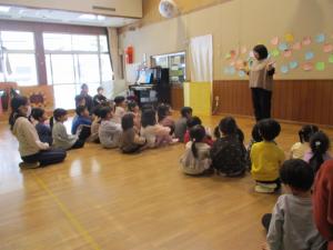 節分の話を聞いている写真