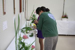 作品を見ている子どもと大人